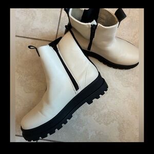 NWOT ZARA kids boots size 3.5